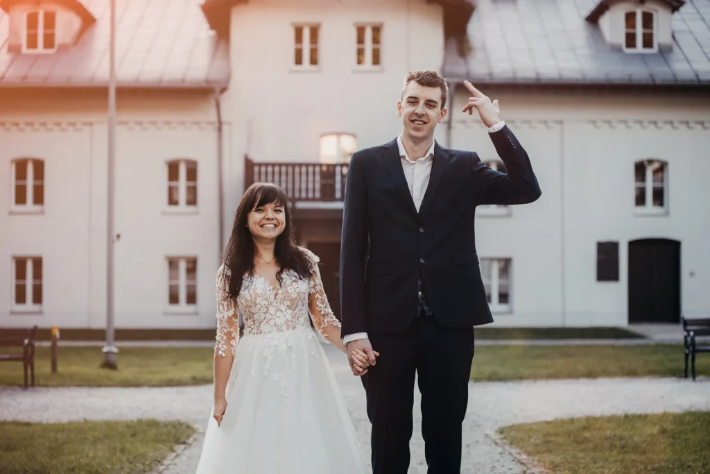 Zdjęcia ślubne Focus Foto Fotograf ślubny - biały budynek