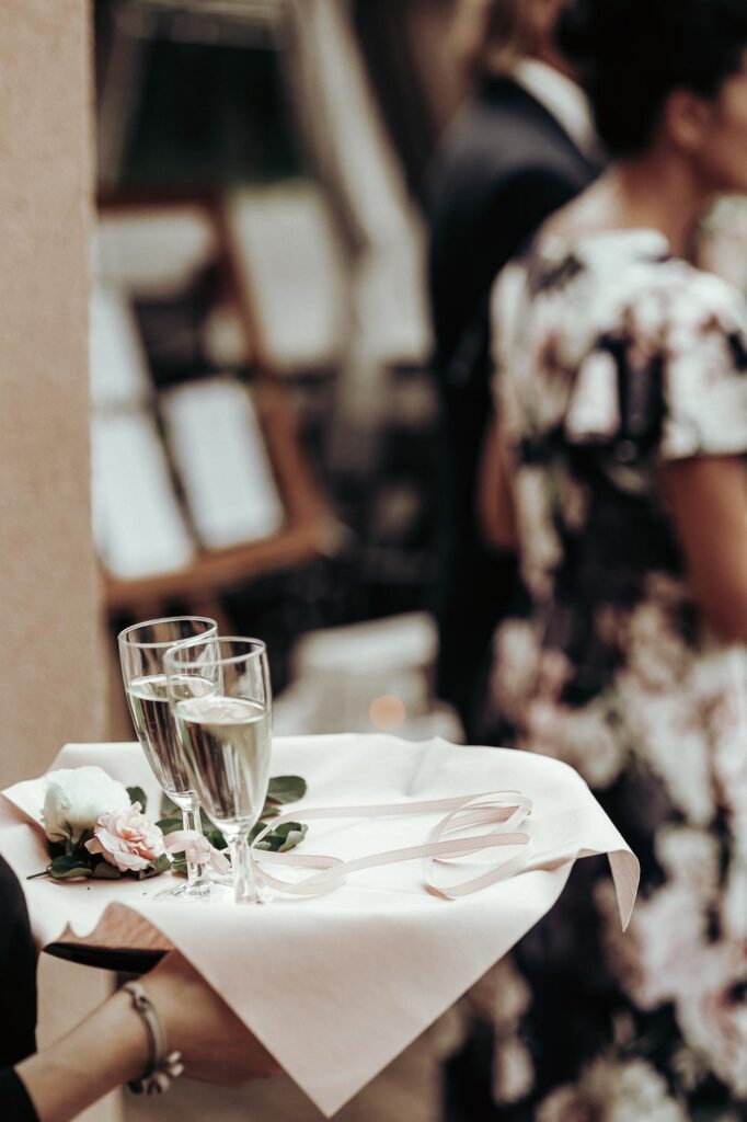 Po ceremonii para młoda i ich goście udali się do Zajeździe Polesie. Sala została pięknie przygotowana, z dbałością o każdy szczegół. Stoły były pięknie udekorowane, a na każdym z nich stał piękny bukiet kwiatów. Podczas wesela goście bawili się wyśmienicie. Zespół grał świetną muzykę, która skłoniła do tańca zarówno starszych jak i młodsze towarzystwo.