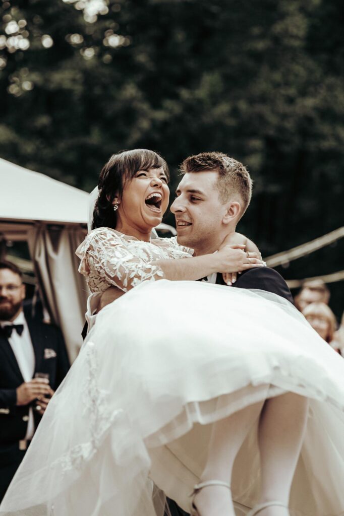 Po ceremonii para młoda i ich goście udali się do Zajeździe Polesie. Sala została pięknie przygotowana, z dbałością o każdy szczegół. Stoły były pięknie udekorowane, a na każdym z nich stał piękny bukiet kwiatów. Podczas wesela goście bawili się wyśmienicie. Zespół grał świetną muzykę, która skłoniła do tańca zarówno starszych jak i młodsze towarzystwo.