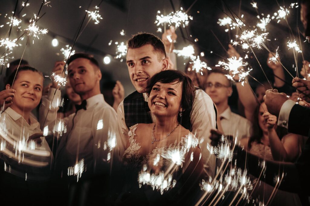 Po ceremonii para młoda i ich goście udali się do Zajeździe Polesie. Sala została pięknie przygotowana, z dbałością o każdy szczegół. Stoły były pięknie udekorowane, a na każdym z nich stał piękny bukiet kwiatów. Podczas wesela goście bawili się wyśmienicie. Zespół grał świetną muzykę, która skłoniła do tańca zarówno starszych jak i młodsze towarzystwo.