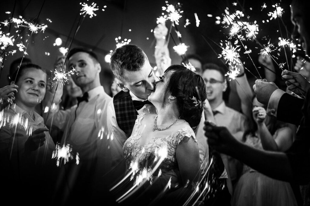 Po ceremonii para młoda i ich goście udali się do Zajeździe Polesie. Sala została pięknie przygotowana, z dbałością o każdy szczegół. Stoły były pięknie udekorowane, a na każdym z nich stał piękny bukiet kwiatów. Podczas wesela goście bawili się wyśmienicie. Zespół grał świetną muzykę, która skłoniła do tańca zarówno starszych jak i młodsze towarzystwo.