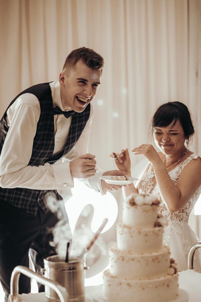 Po ceremonii para młoda i ich goście udali się do Zajeździe Polesie. Sala została pięknie przygotowana, z dbałością o każdy szczegół. Stoły były pięknie udekorowane, a na każdym z nich stał piękny bukiet kwiatów. Podczas wesela goście bawili się wyśmienicie. Zespół grał świetną muzykę, która skłoniła do tańca zarówno starszych jak i młodsze towarzystwo.