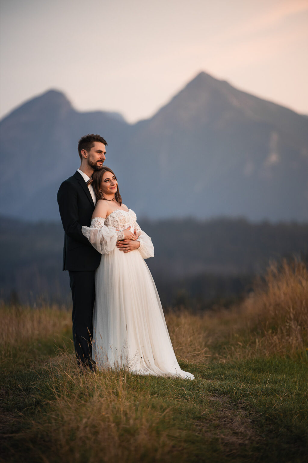 para młoda przytula się na tle Tatr