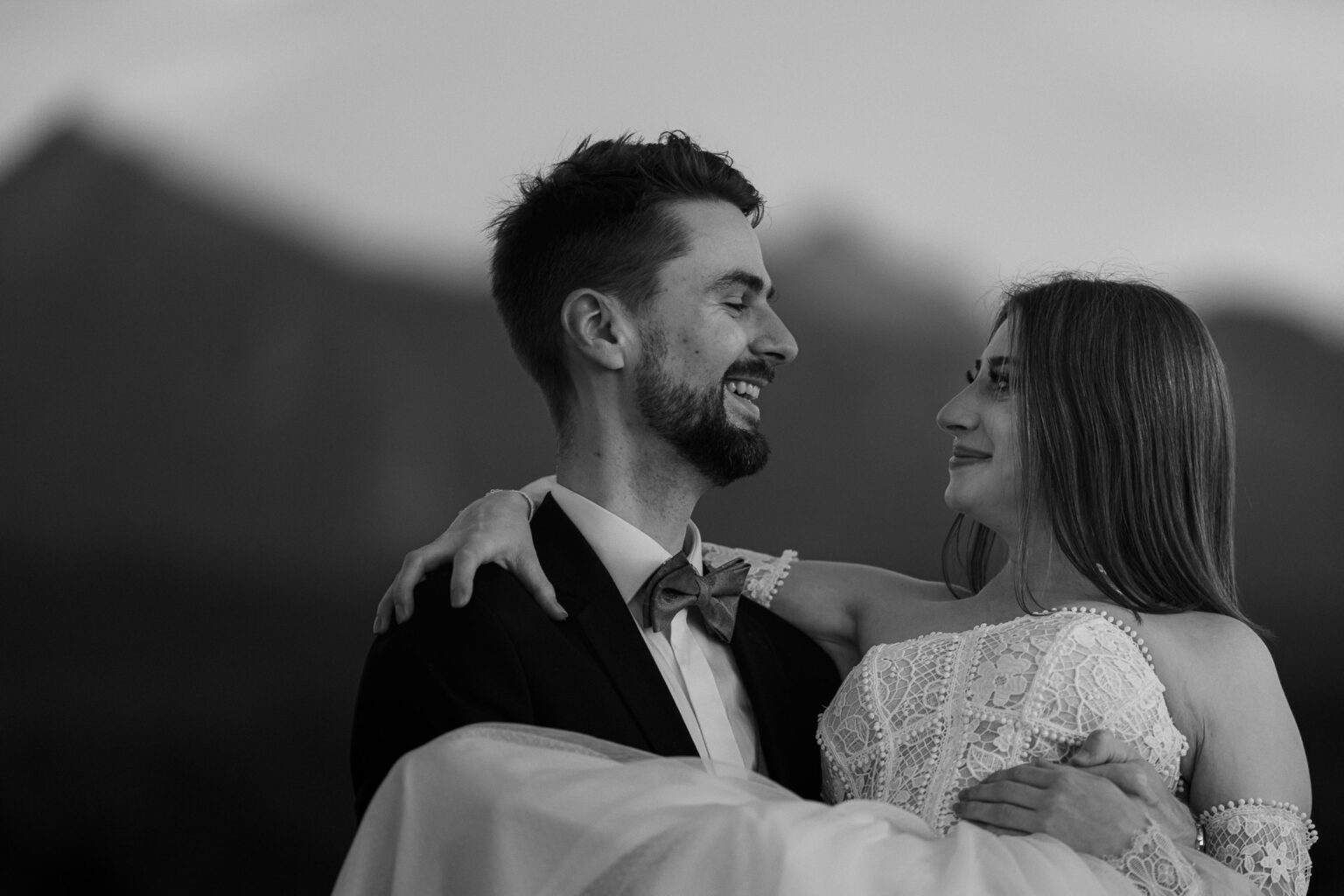 para młoda śmieje się do siebie