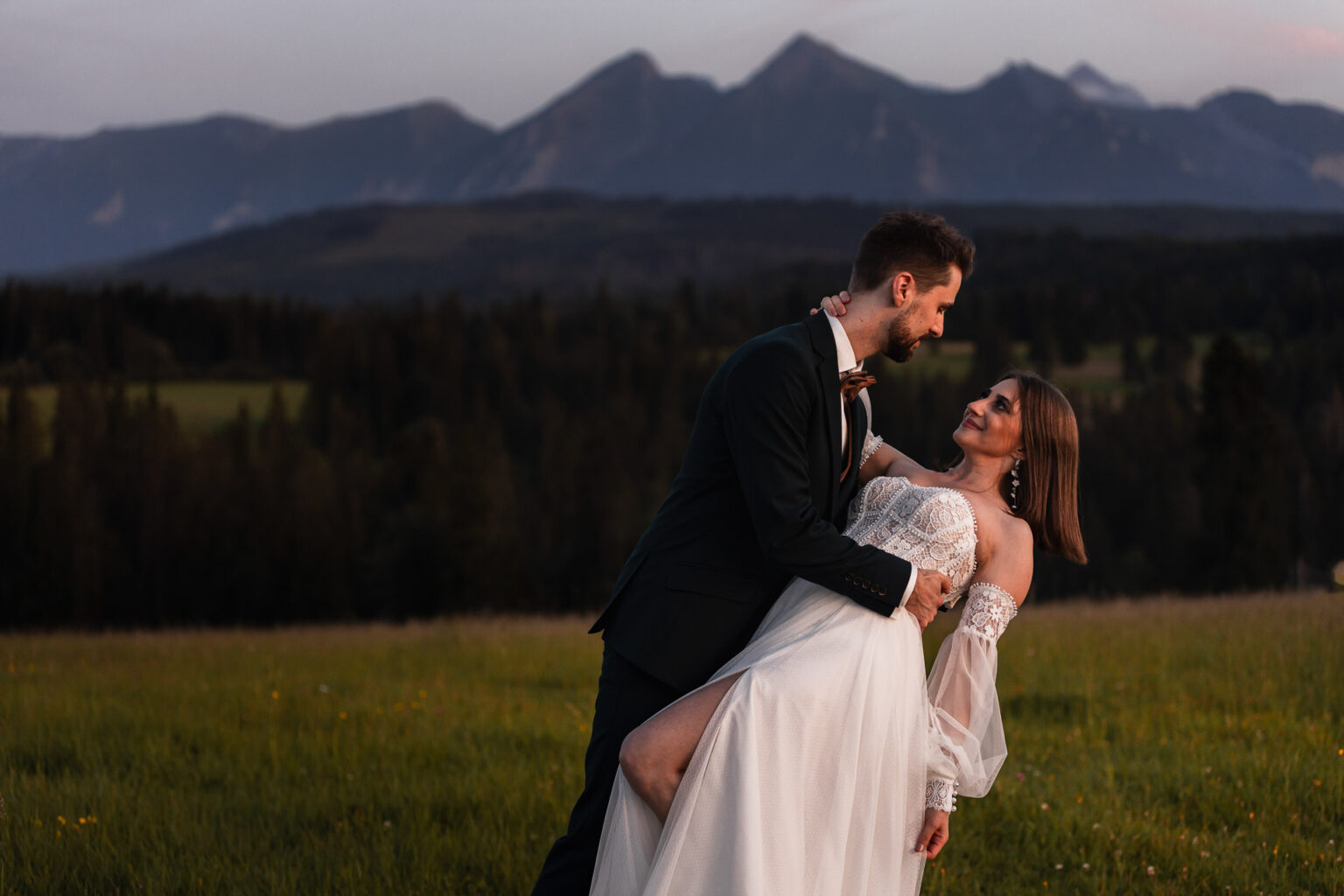 Para pochyla się do zdjęcia