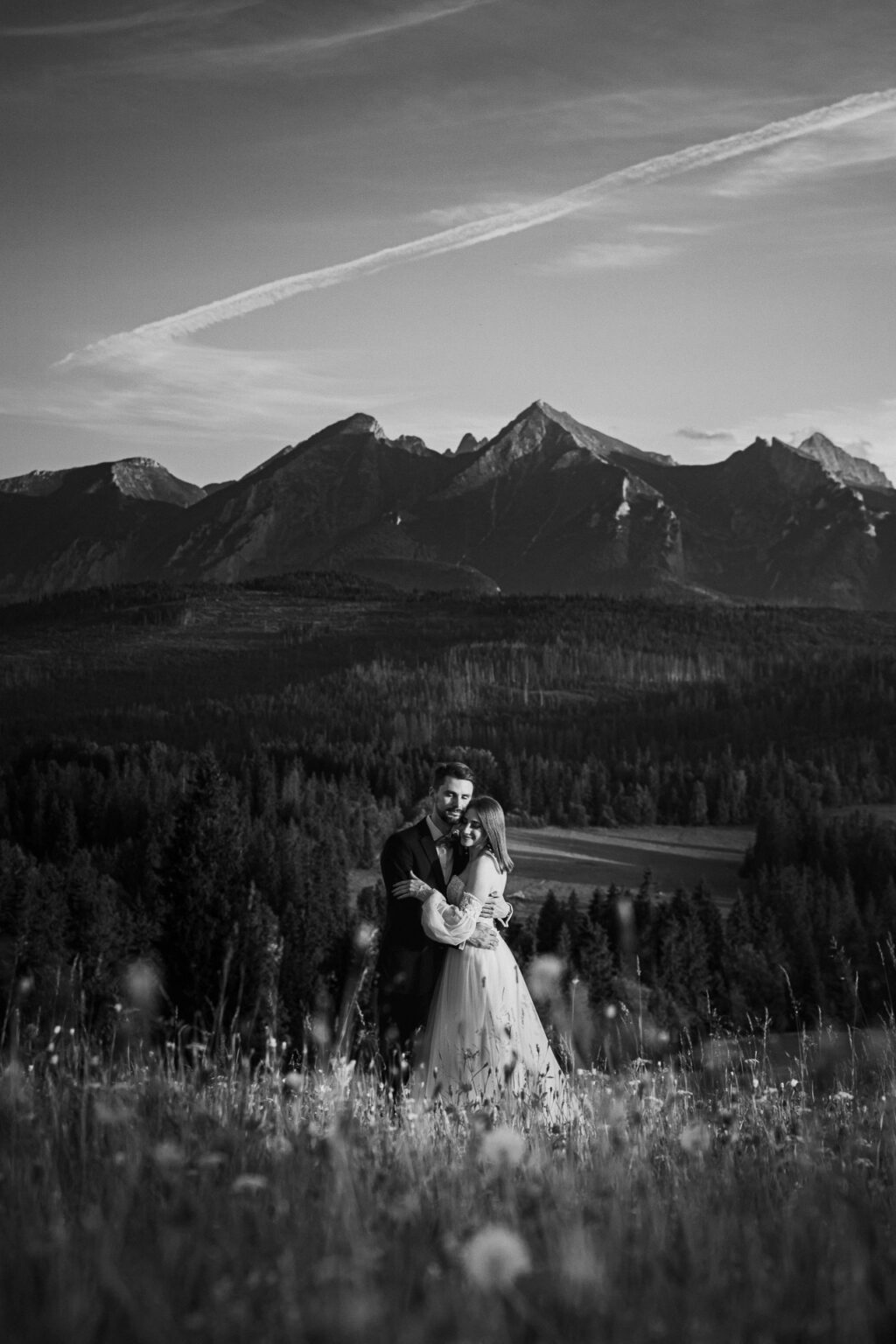 Przełęcz nad Łapszanką Sesja Izy i Sławka - para młoda przytula się na tle Tatr, zdjęcie czarno białe